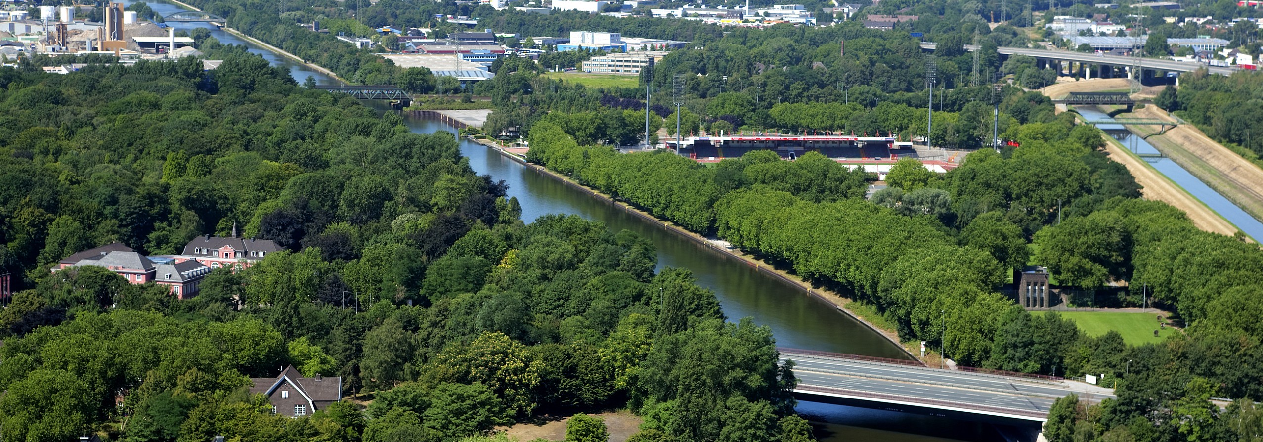 Symbolbild | Dinslaken - Dreiling Sanierungstechnik | Ihre Profis für die Sanierung von Asbest, Brandschäden, Schimmel, Wasserschäden sowie für Bautrocknung