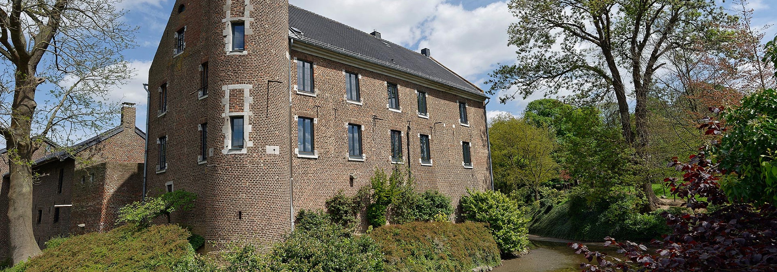 Symbolbild | Elsdorf - Dreiling Sanierungstechnik | Ihre Profis für die Sanierung von Asbest, Brandschäden, Schimmel, Wasserschäden sowie für Bautrocknung