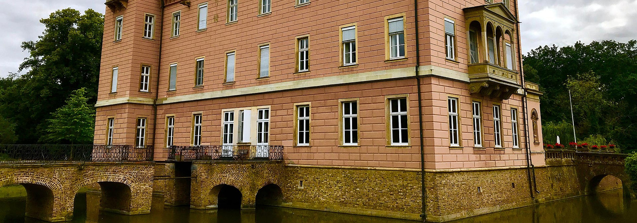 Symbolbild | Erftstadt - Dreiling Sanierungstechnik | Ihre Profis für die Sanierung von Asbest, Brandschäden, Schimmel, Wasserschäden sowie für Bautrocknung