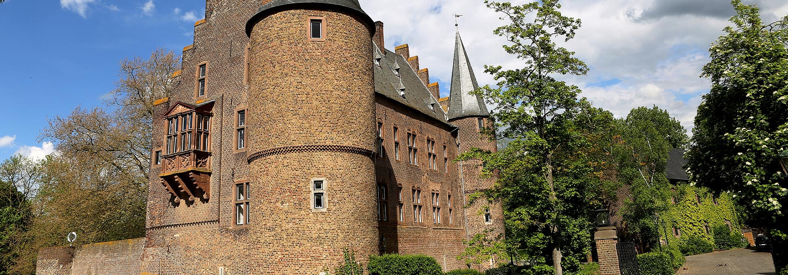 Symbolbild | Erftstadt - Dreiling Sanierungstechnik | Ihre Profis für die Sanierung von Asbest, Brandschäden, Schimmel, Wasserschäden sowie für Bautrocknung