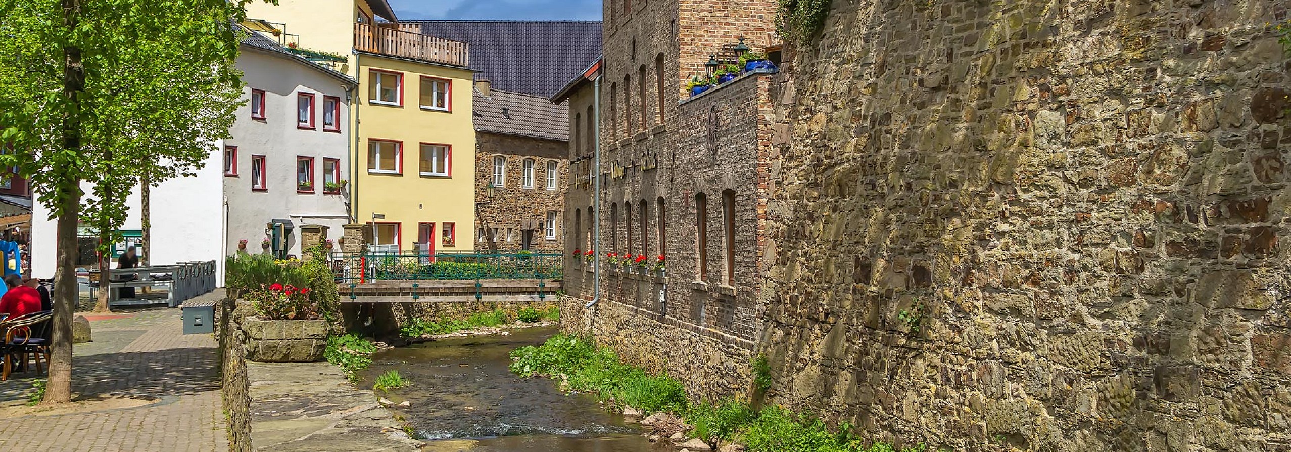 Symbolbild | Erftstadt - Dreiling Sanierungstechnik | Ihre Profis für die Sanierung von Asbest, Brandschäden, Schimmel, Wasserschäden sowie für Bautrocknung