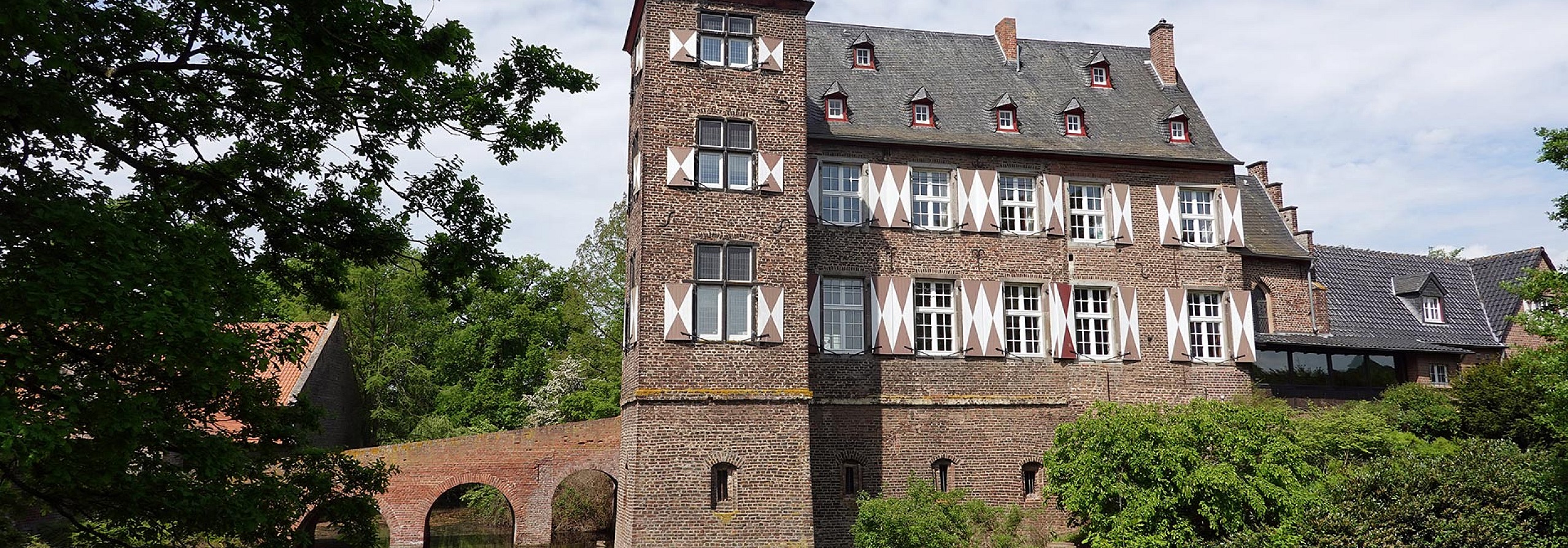 Symbolbild | Weilerswist - Dreiling Sanierungstechnik | Ihre Profis für die Sanierung von Asbest, Brandschäden, Schimmel, Wasserschäden sowie für Bautrocknung